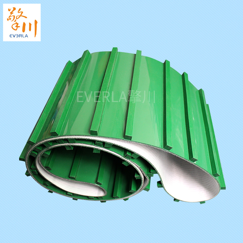 綠色PVC<a href='http://m.zgcinnotown.com.cn/shusongdai/' target='_blank'><u>輸送帶</u></a>表面加長(zhǎng)擋塊條的主圖